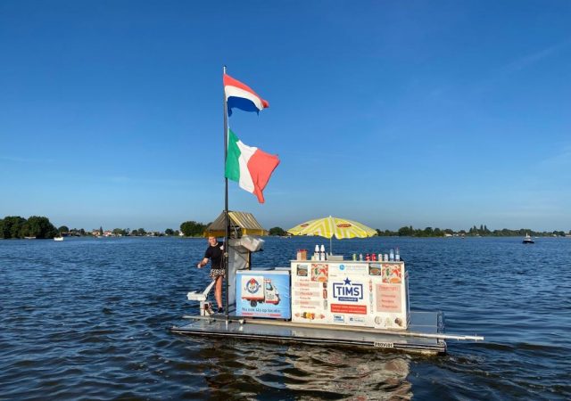 IMG_0437 varende ijsverkoper op een provlot