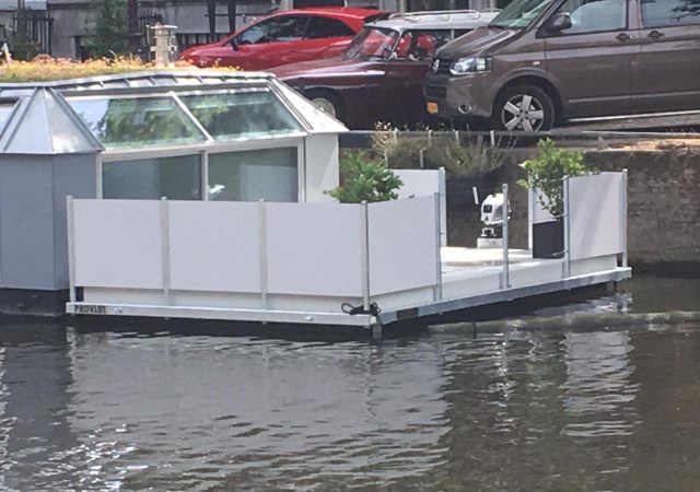Drijvend en varend terras bij een woonboot in Amsterdam